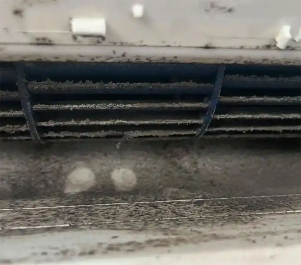 托克逊空调吹的风有股烧焦味是怎么回事